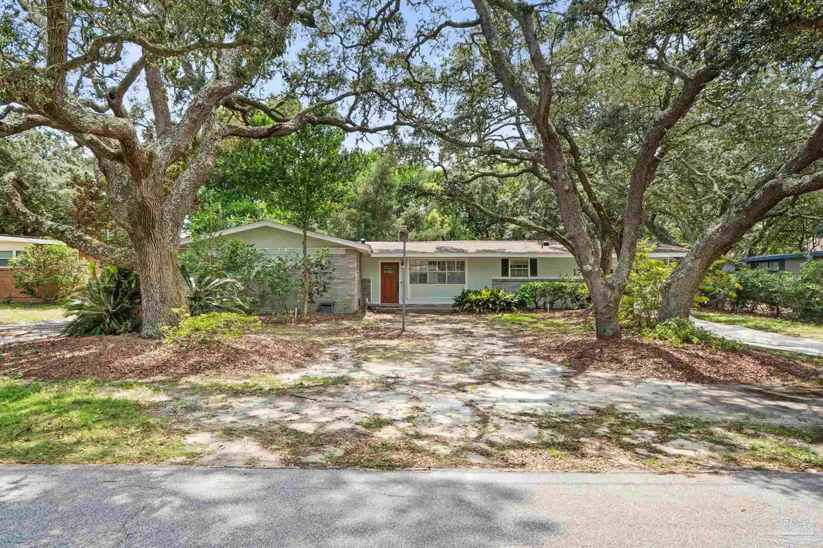 121 Gilmore Dr, Gulf Breeze, FL 32561 - #1