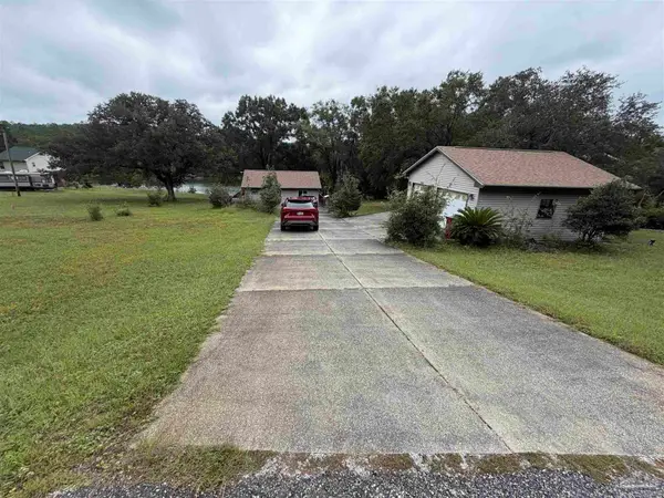 11147 N Lakeview Dr, Milton, FL 32583