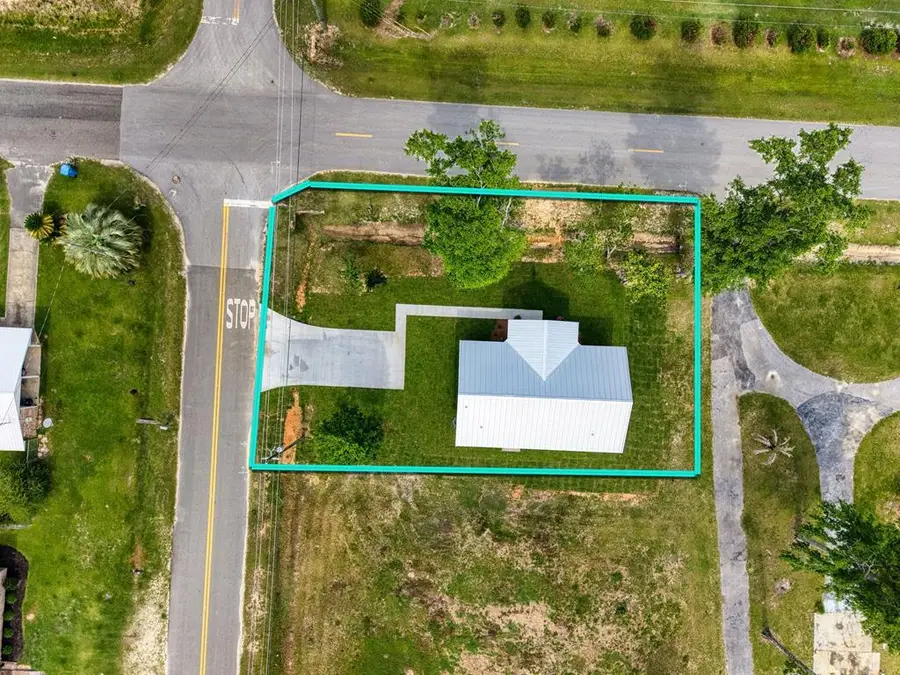250 Winnie St, Wewahitchka, FL 32465 - #2