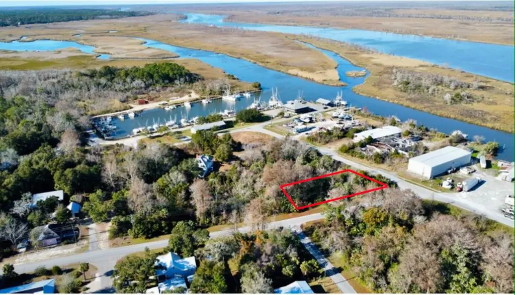 350 Market St, Apalachicola, FL 32320 - #1
