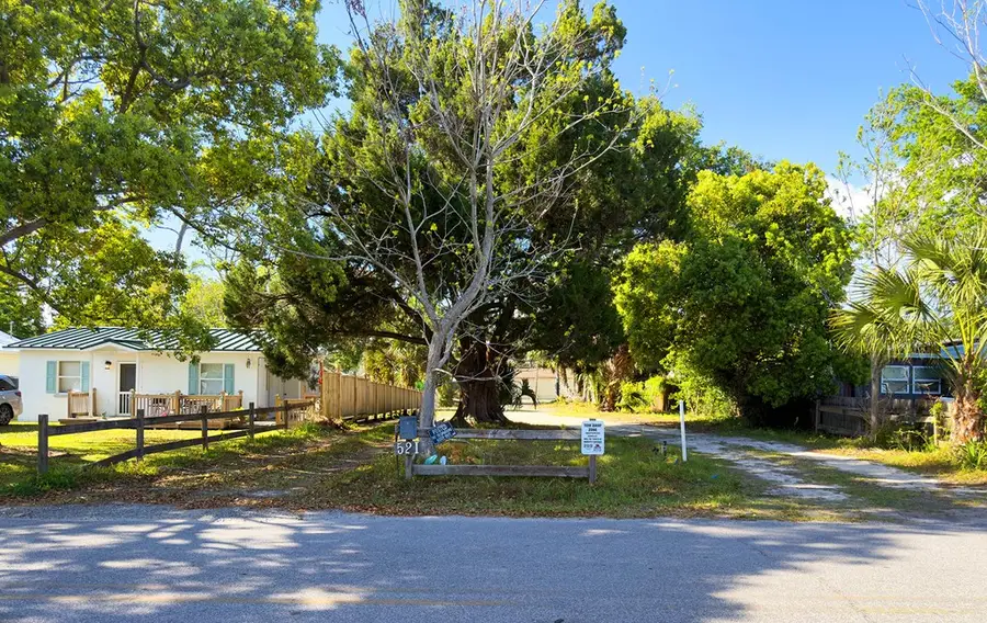521 9th St, Port Saint Joe, FL 32456 - #3