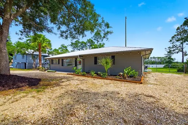 427 River Rd, Carrabelle, FL 32322