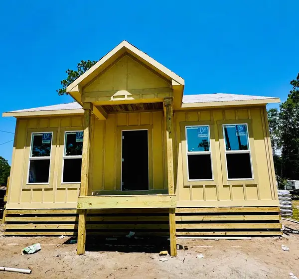 610 W 10th St, Carrabelle, FL 32322