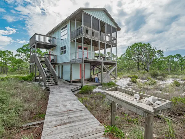 669 Bay Dr, Carrabelle, FL 32322