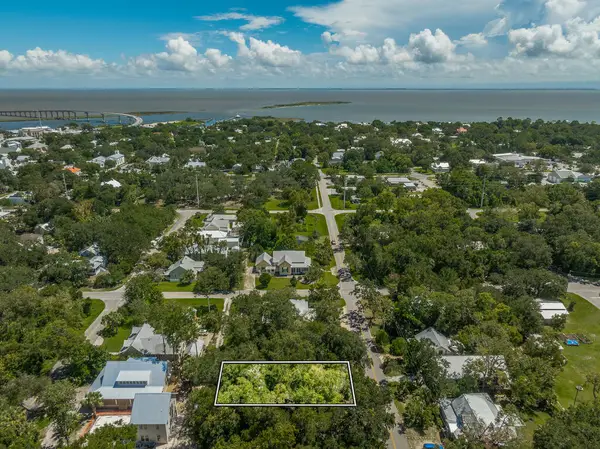 131 8th St, Apalachicola, FL 32320