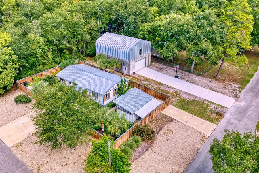 403 6th St, Carrabelle, FL 32322 - #2