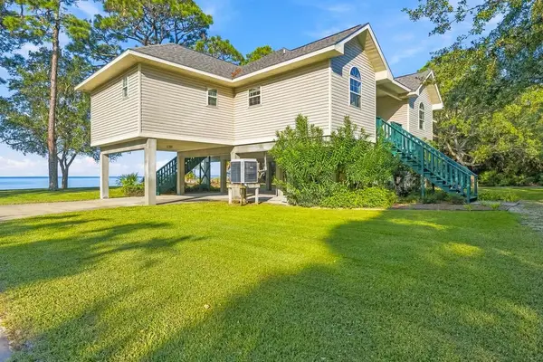 79 S Bay Shore Dr, Eastpoint, FL 32328