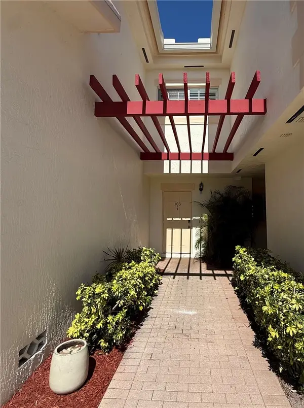 504 7th Square #103, Vero Beach, FL 32962