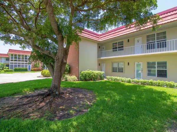 8 Vista Palm Lane #106, Vero Beach, FL 32962