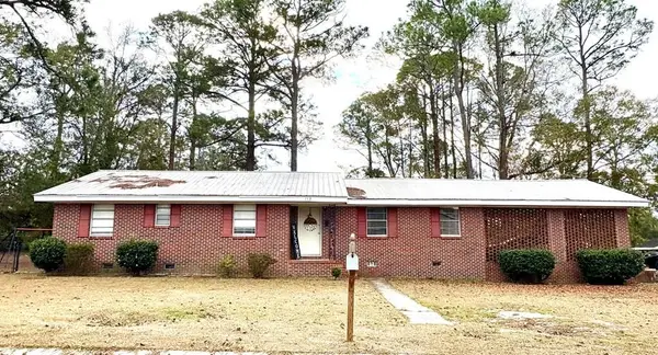112 Alexander Ave., Lyons, GA 30436