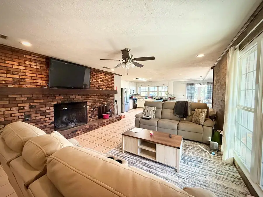 201 Burketts Ferry Rd, Hazlehurst, GA 31539 - #2