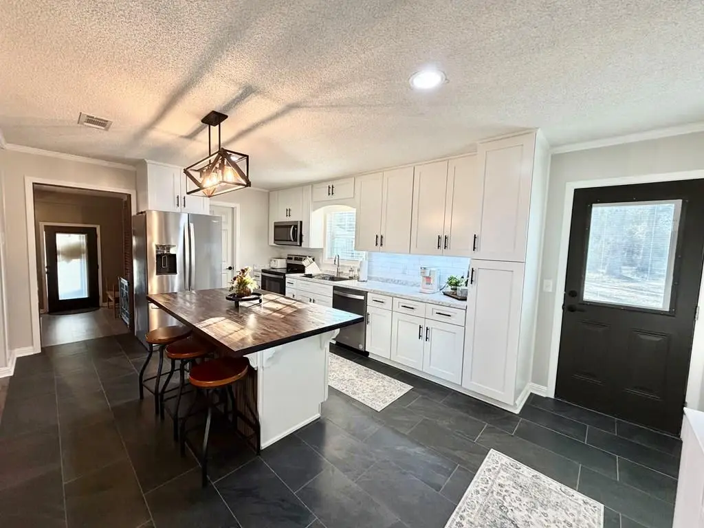 1242 Broxton Highway, Hazlehurst, GA 31539 - #1