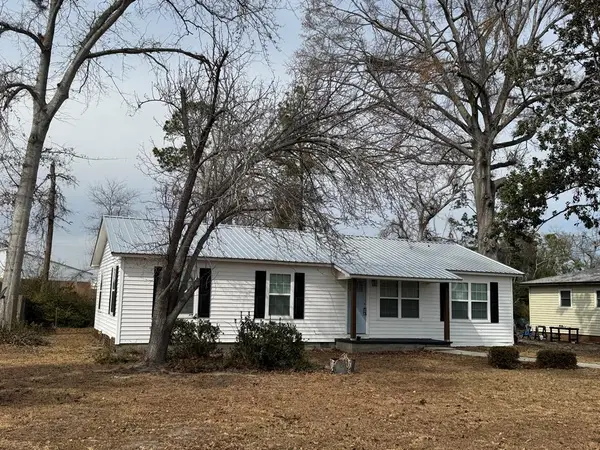 10 Grove St, Hazlehurst, GA 31539