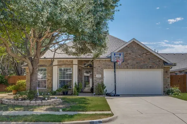 202 Moss Court, Mansfield, TX 76063