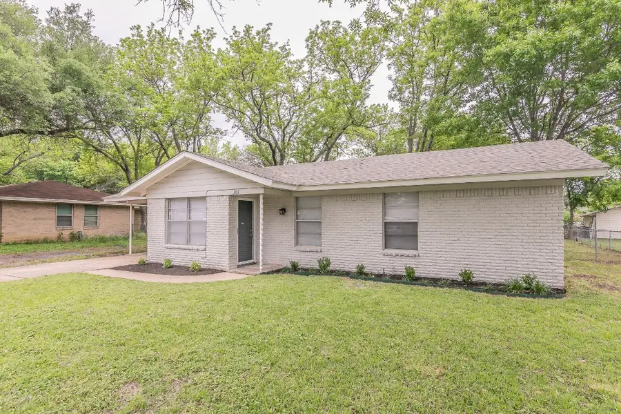 203 E 11th Street, Kaufman, TX 75142 - #2