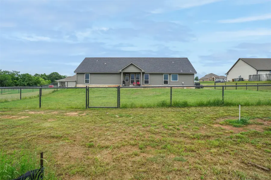 1035 Northern Oaks Court, Springtown, TX 76082 - Image #2