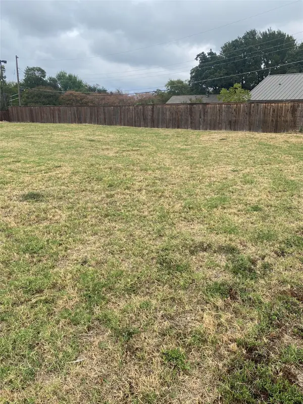 2313 W Green Oaks Boulevard, Arlington, TX 76016