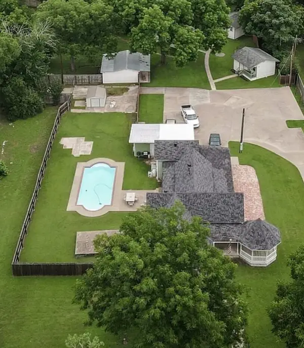 512 N Travis Street, Granbury, TX 76048