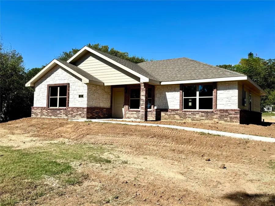 1114 Sanders Street, Bowie, TX 76230 - Image #2