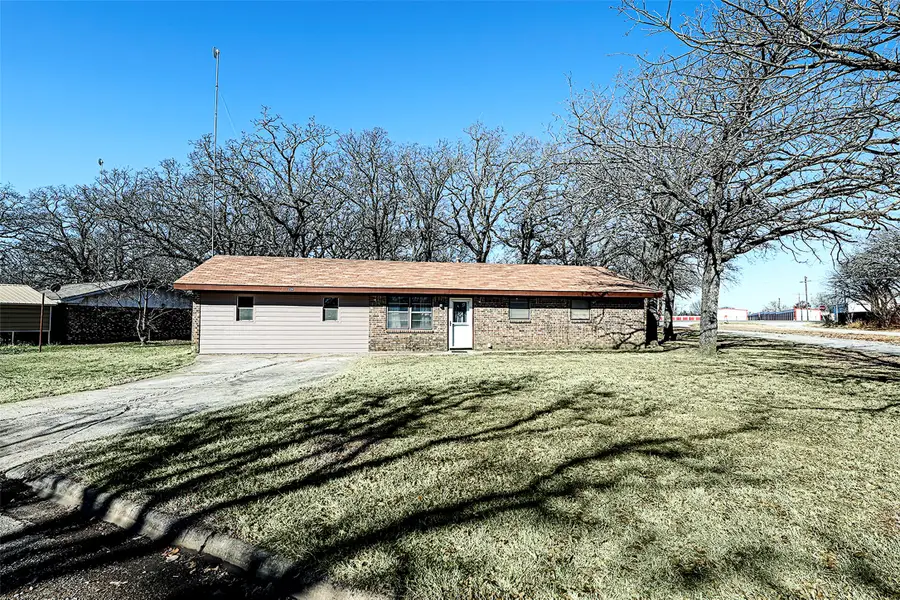 220 Tanglewood Street, Bowie, TX 76230 - #2