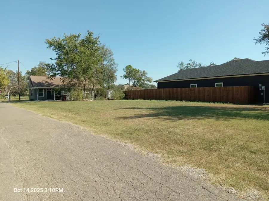 1220 Maple Street, Bonham, TX 75418 - Image #2