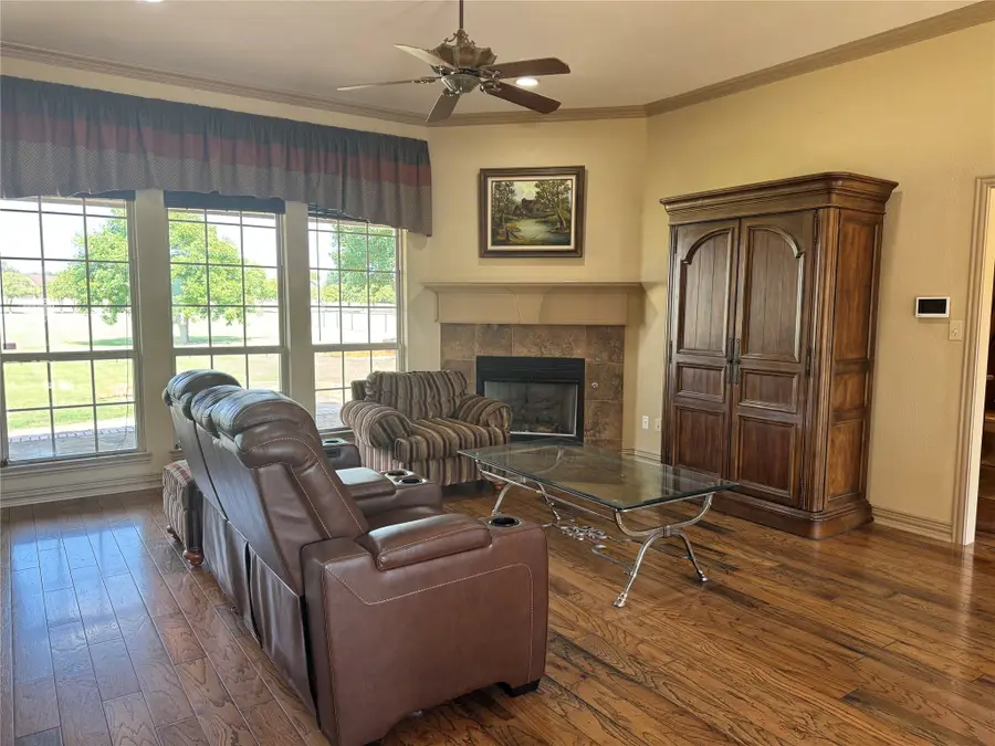 2300 E Emerald Bend Court, Granbury, TX 76049 - Image #3