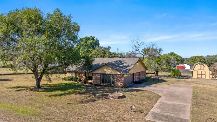 217 Gatewood Circle E, Burleson, TX 76028 - Image #2