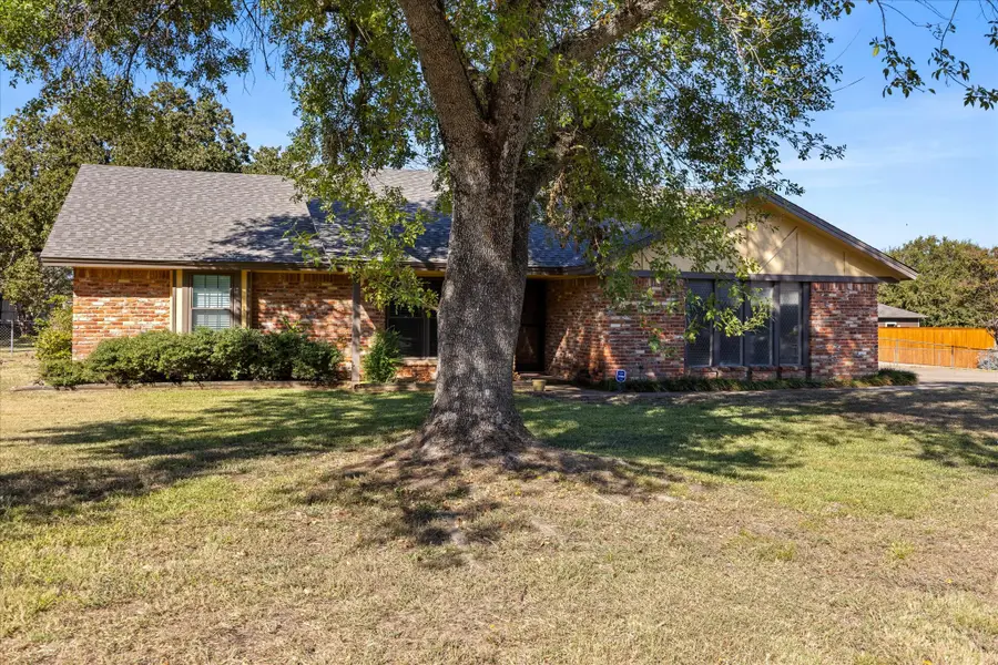 217 Gatewood Circle E, Burleson, TX 76028 - Image #3