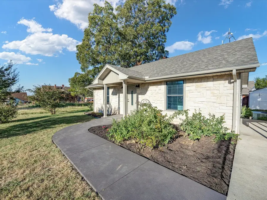 402 Sanders Street, Bowie, TX 76230 - Image #3