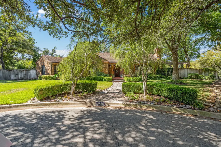 425 Crestwood Drive, Fort Worth, TX 76107 - Image #3