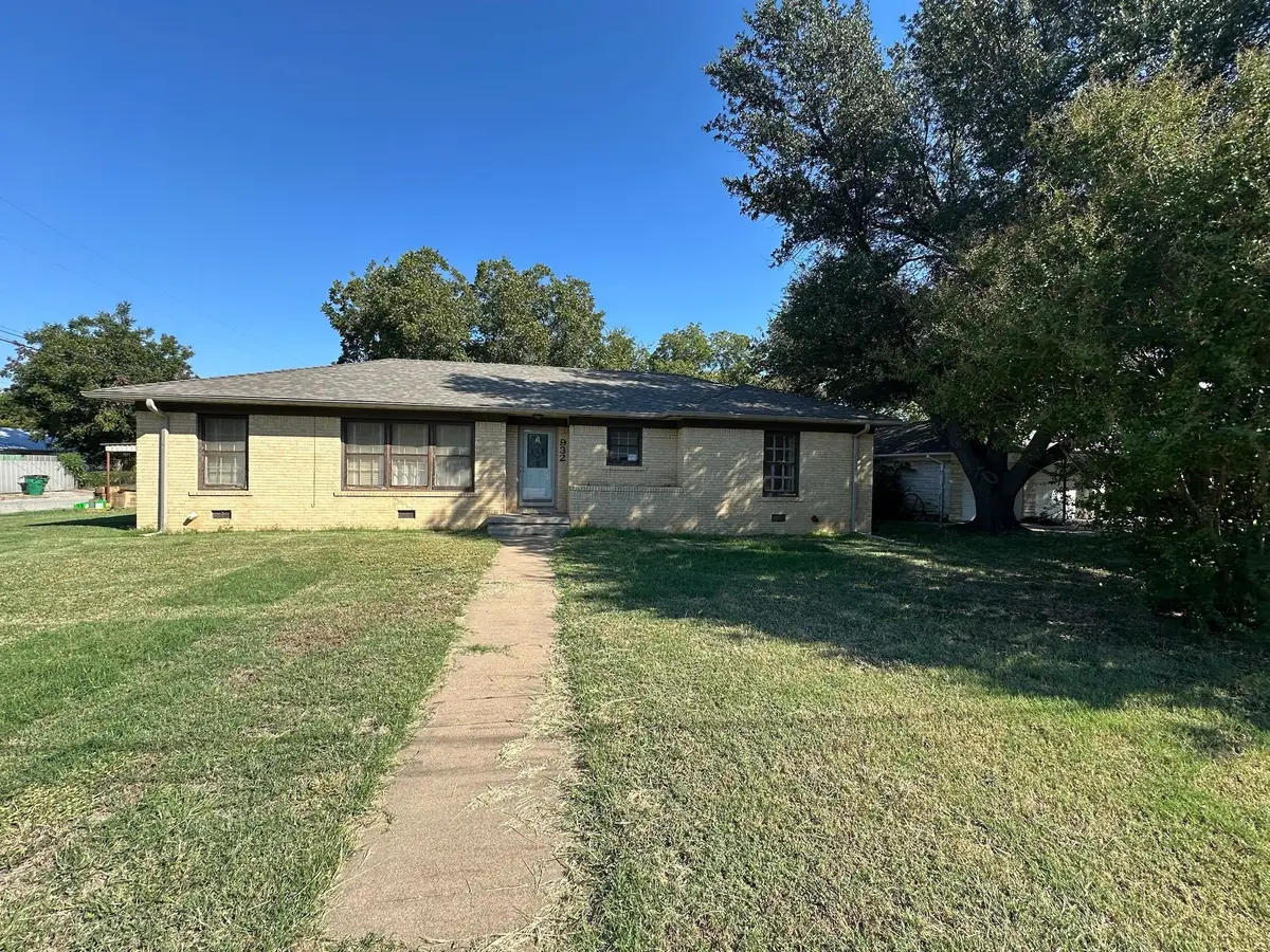 932 W Live Oak Street, Jacksboro, TX 76458 - Image #1