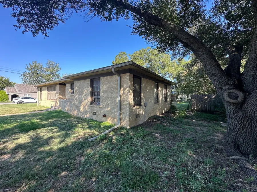 932 W Live Oak Street, Jacksboro, TX 76458 - Image #2