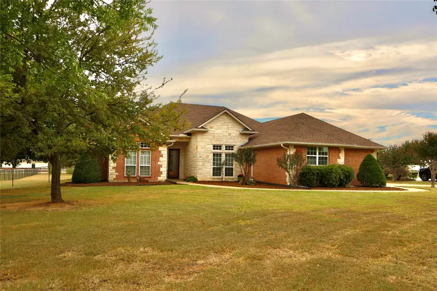 2101 W Emerald Bend Court, Granbury, TX 76049 - Image #3
