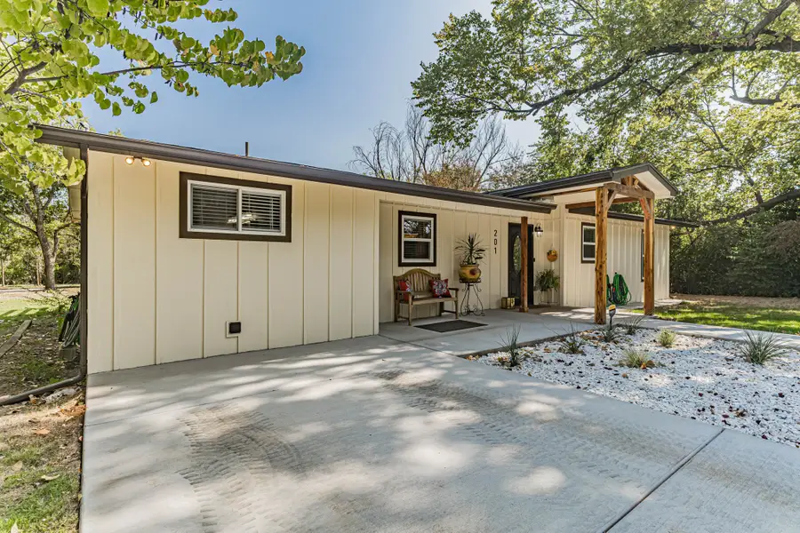 201 S Coulston Street, Granbury, TX 76048 - Image #3