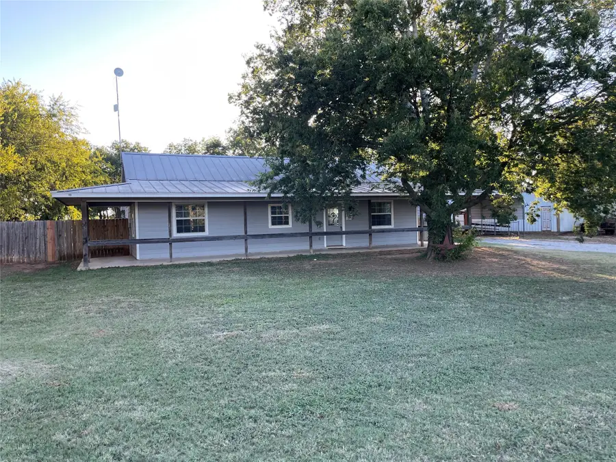 208 N Stadium Drive, Alvord, TX 76225 - Image #2