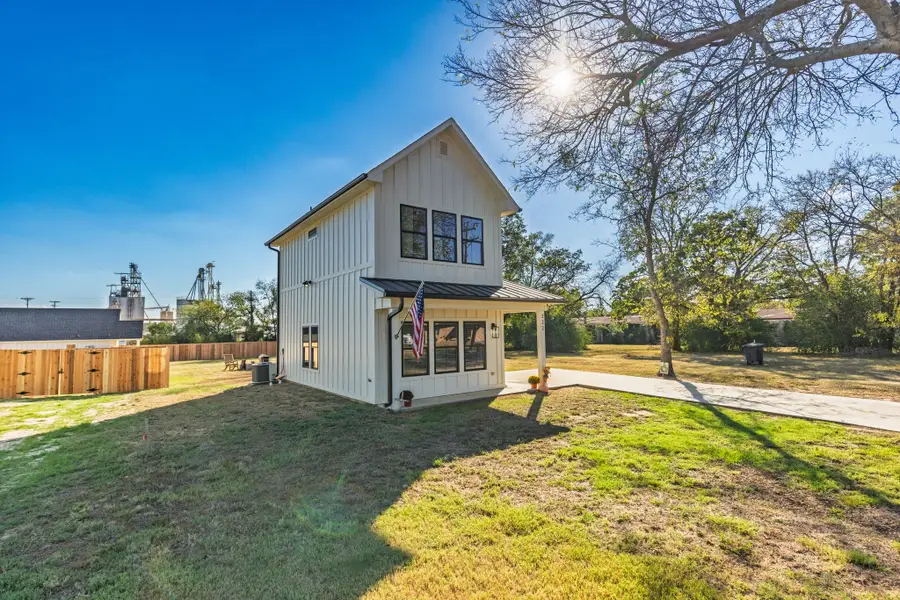 222 E Middle Street, Sulphur Springs, TX 75482 - Image #2