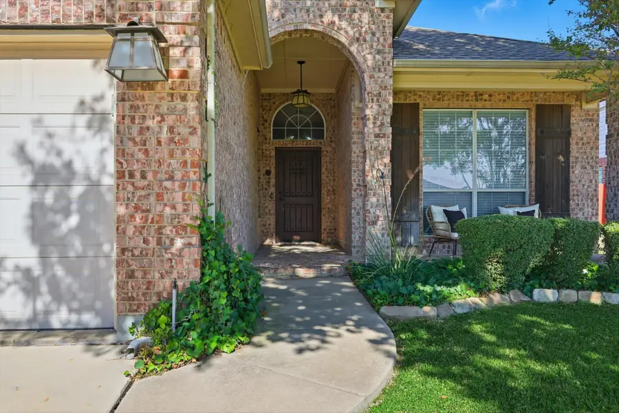 832 Pebblecreek Drive, Burleson, TX 76028 - Image #2