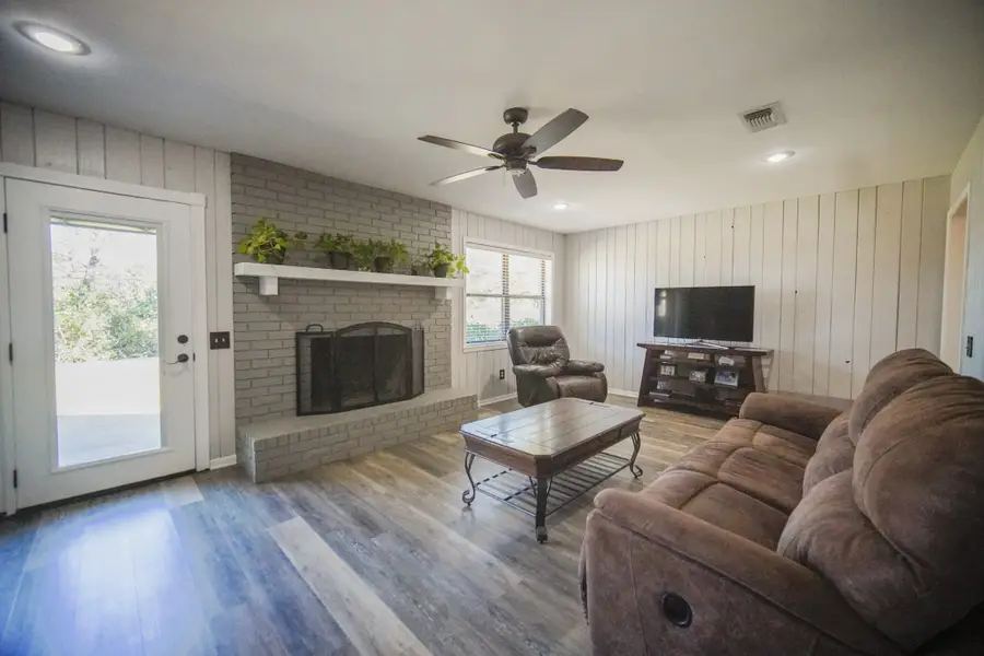 226 Oakridge Street, Jacksboro, TX 76458 - Image #3