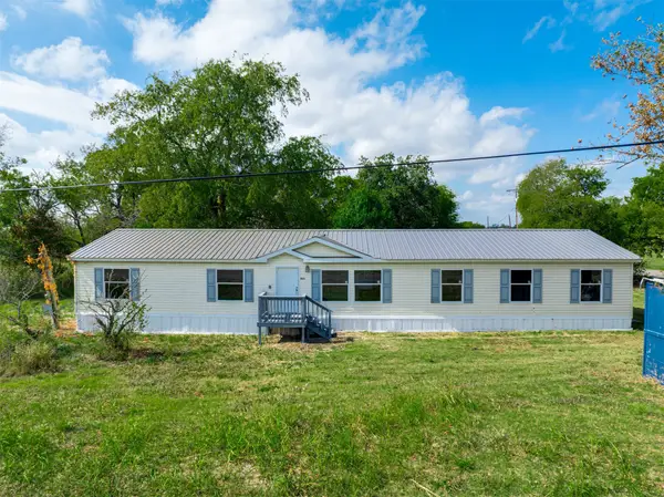 910 Pacific Street E, Honey Grove, TX 75446
