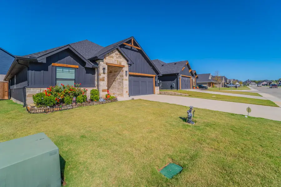 929 Tesslynn Avenue, Godley, TX 76044 - Image #3