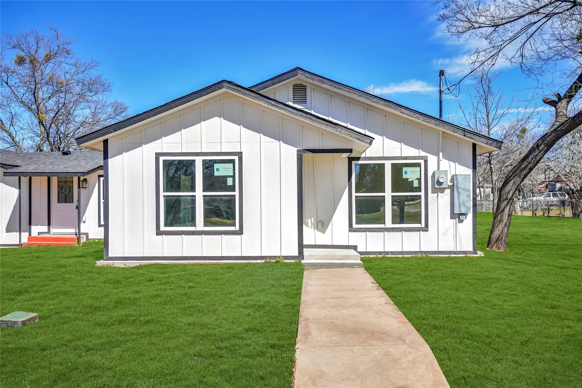 402 W College Street, Jacksboro, TX 76458 - Image #1