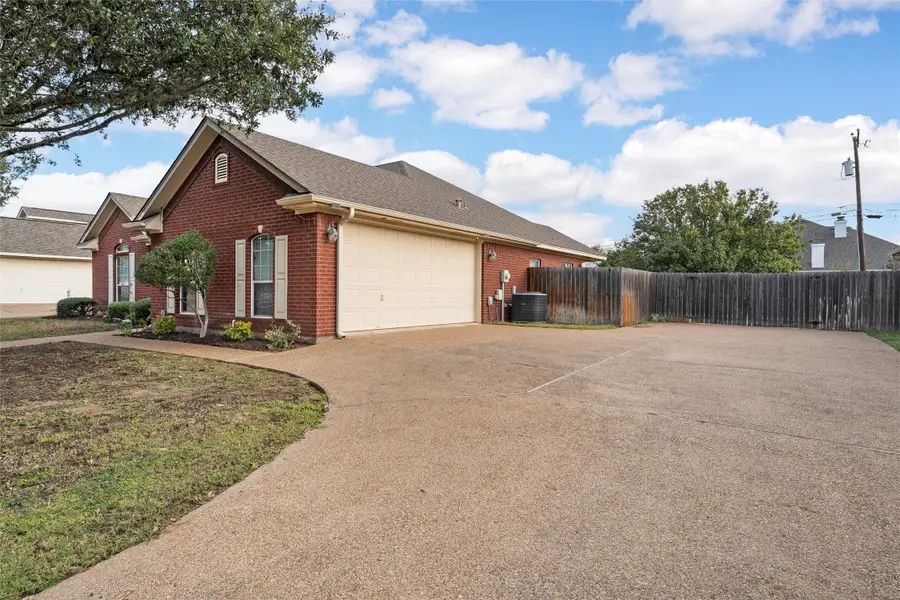 1112 South Haven Drive, Hewitt, TX 76643 - Image #2