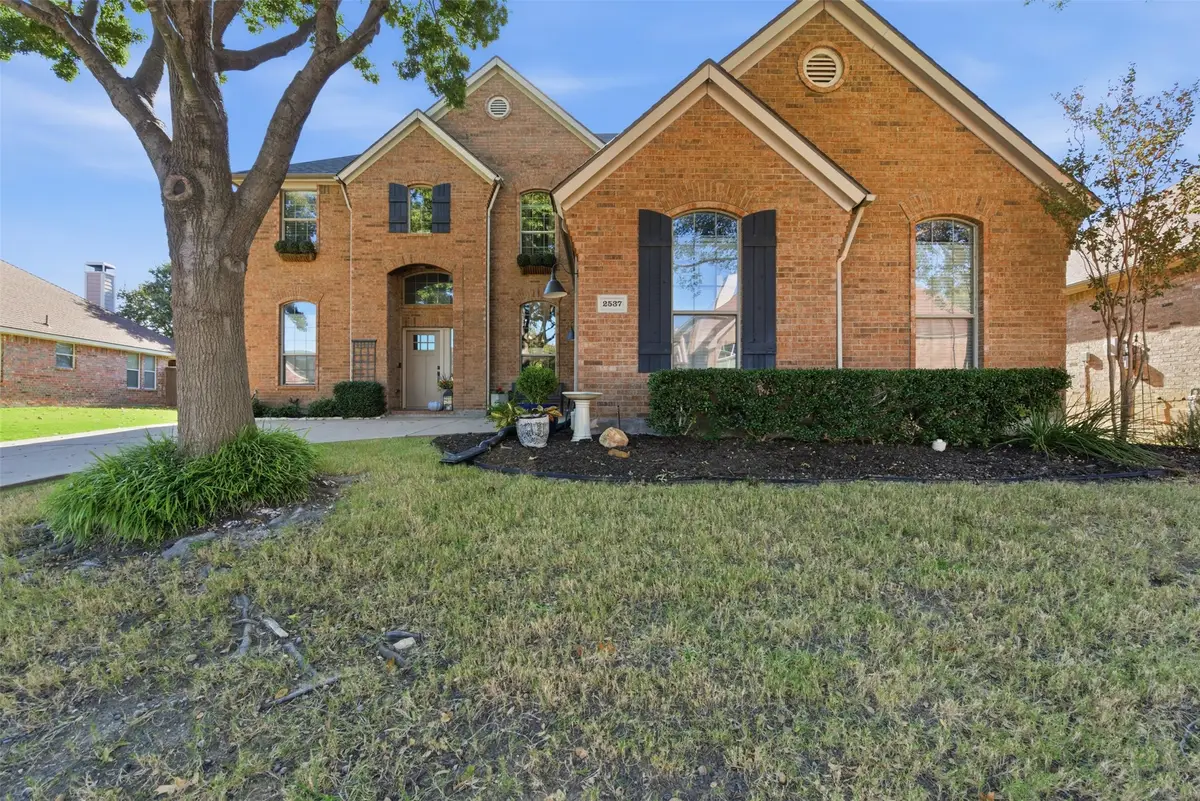 2537 Clearlake Drive, Grand Prairie, TX 75054 - Image #1