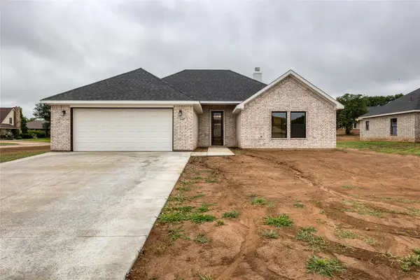 1607 W College Street, Jacksboro, TX 76458
