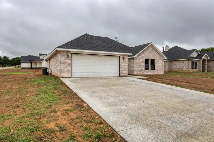 1607 W College Street, Jacksboro, TX 76458 - Image #3