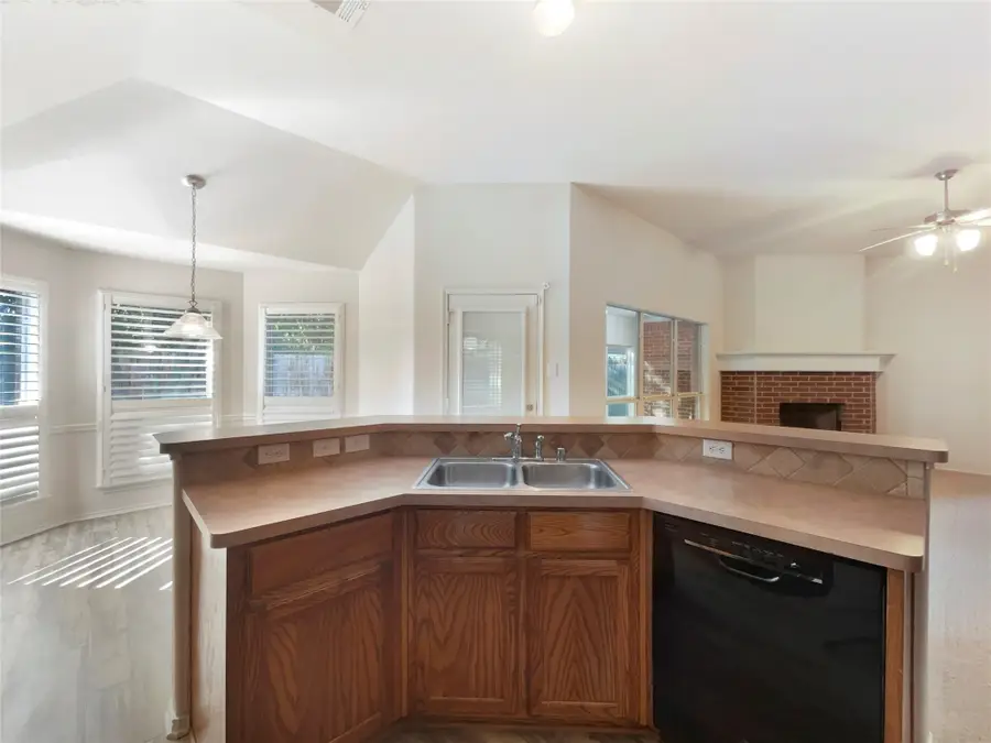 561 Ascot Way, Azle, TX 76020 - Image #3