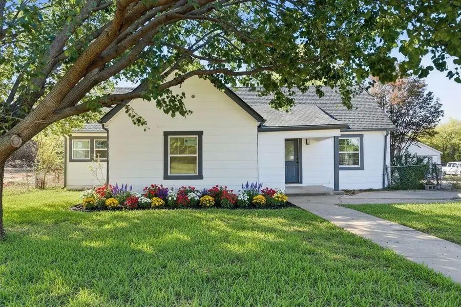 3229 Meadow Oaks Drive, Haltom City, TX 76117 - Image #2