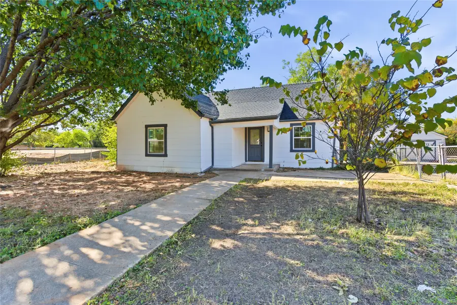 3229 Meadow Oaks Drive, Haltom City, TX 76117 - Image #3