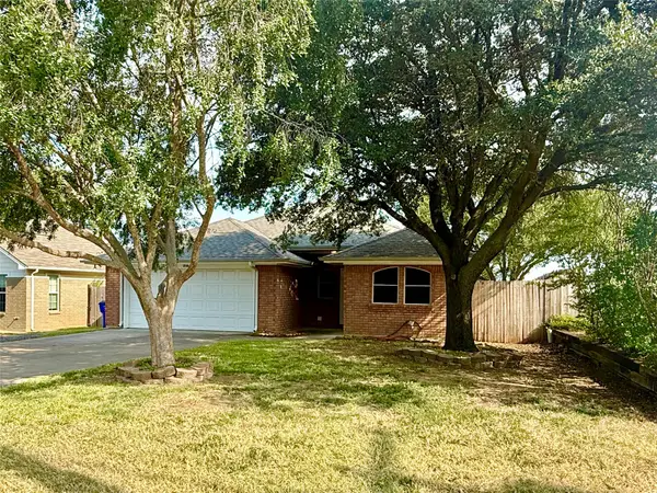 210 W 4th Street, Kennedale, TX 76060