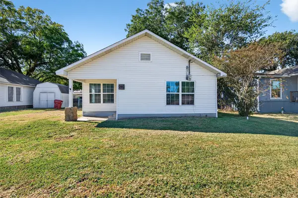 210 S Vine Street, Savoy, TX 75479